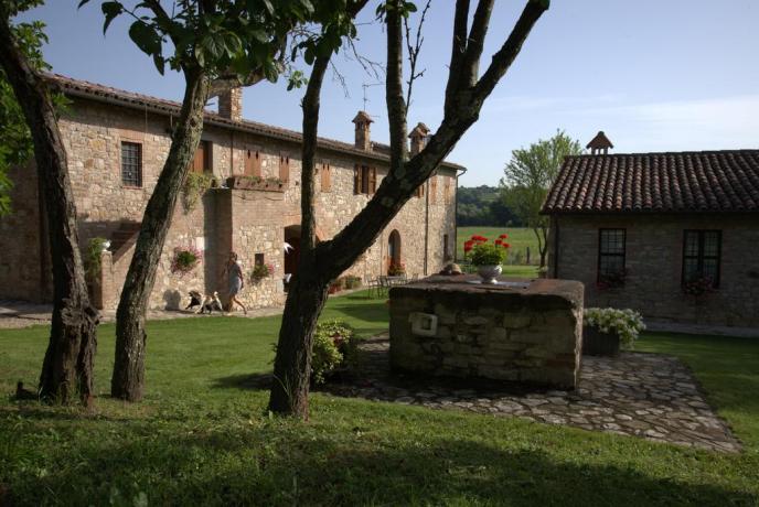 agriturismo con appartamenti e piscina per famiglie 