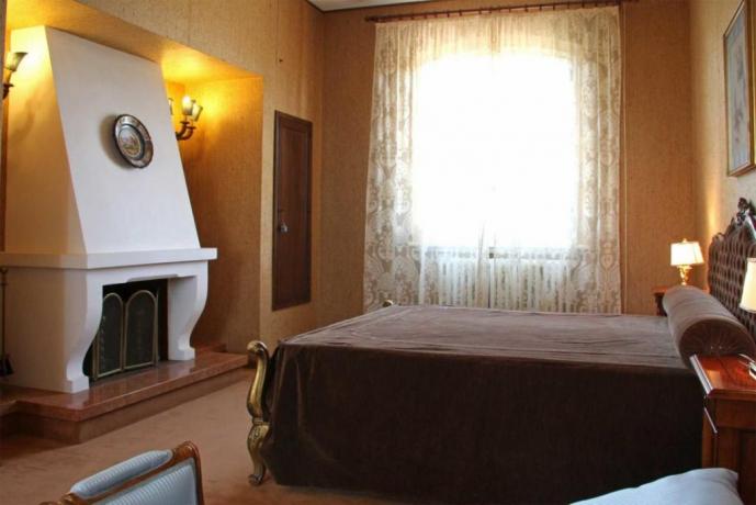 Caminetto in camera villa in Umbria