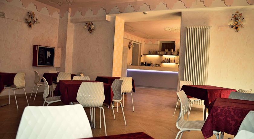 Sala comune con tavoli e sedie