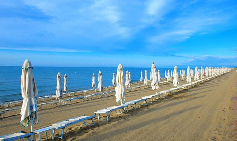 Spiaggia privata attrezzata Hotel Castellaneta-marina Puglia 