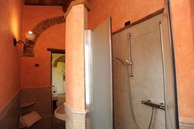 bagno privato con cabina doccia appartamento Quercia Rossa 