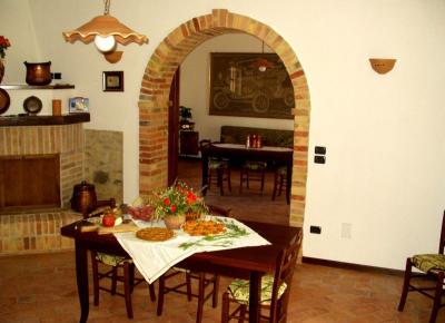 Ampia sala colazione con caminetto