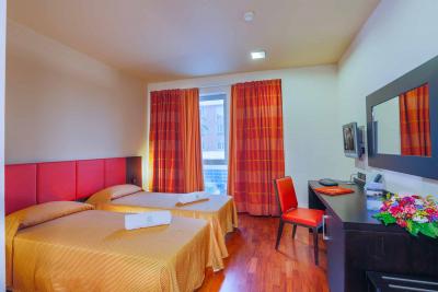 Albergo con Camere Quadruple e Piscine Termali