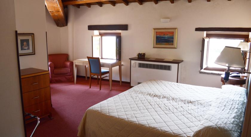 Accogliente Suite con mobili in legno