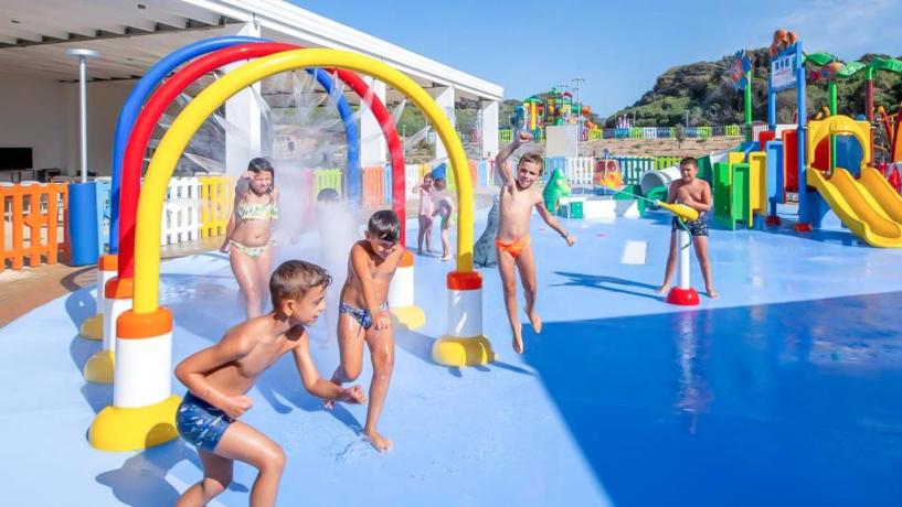 giochi in piscina Villaggio 4 stelle Badesi Sardegna 