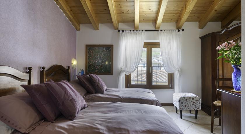 Camere in stile rustico con travi a vista