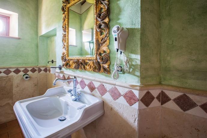 Bagno in pietra di travertino, Appartamento Olmo 