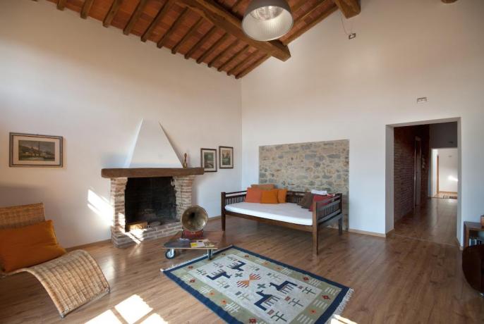 appartamento con Sala con camino e divano