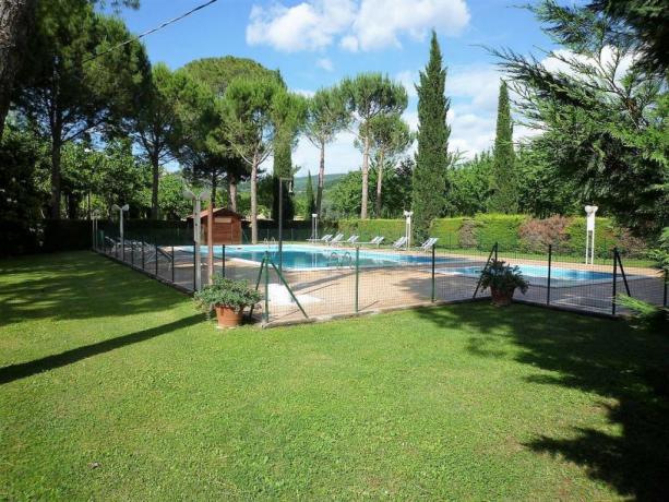 Piscina con lettini hotel3stelle a Petrignano Assisi 