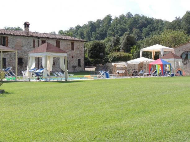 Piscina con solarium e gazebo 