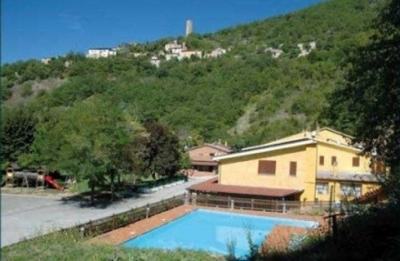 Albergo a prezzi bassi, con ristorante e piscina, Hotel Valnerina. Centro Rafting sul Nera adiacente, Parco Giochi Bambini.