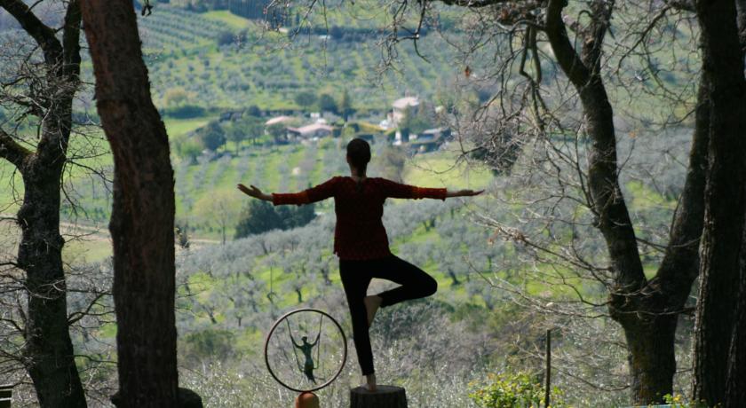 Yoga rilassante nel giardino dell'agriturismo
