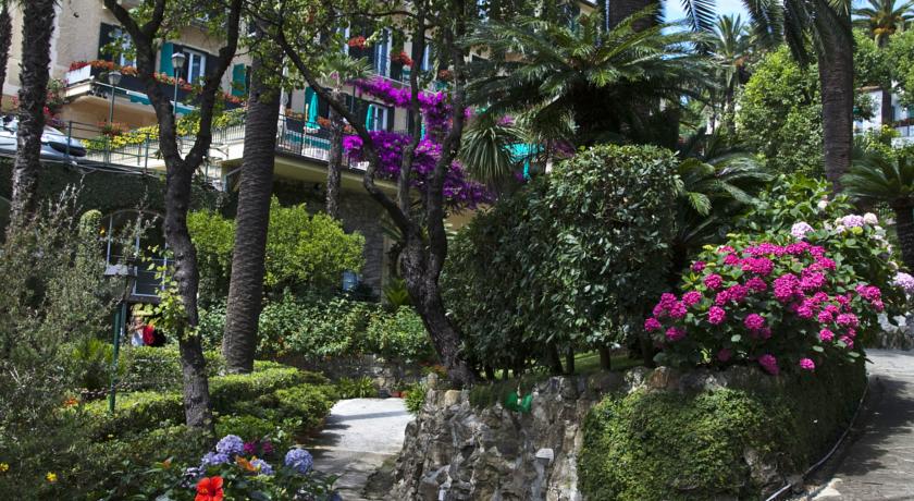 Il giardino curato dell'hotel direttamente sul mare