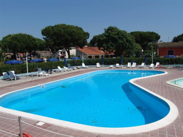 Piscina esterna con Solarium  