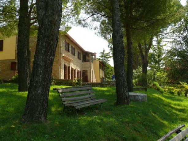 Agriturismo con ampio giardino e panchine