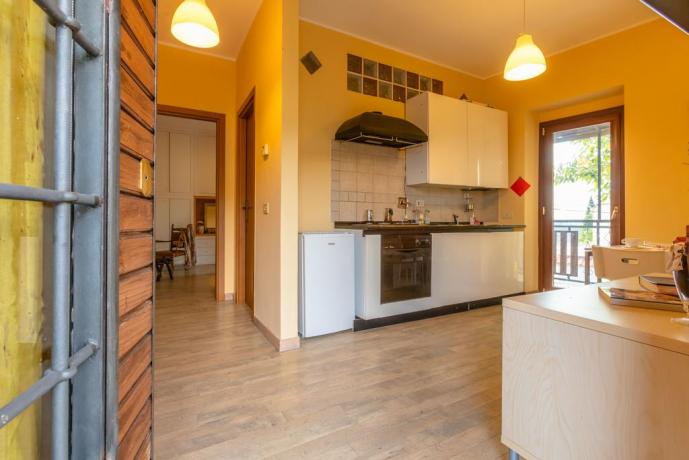 Salone con cucina attrezzata