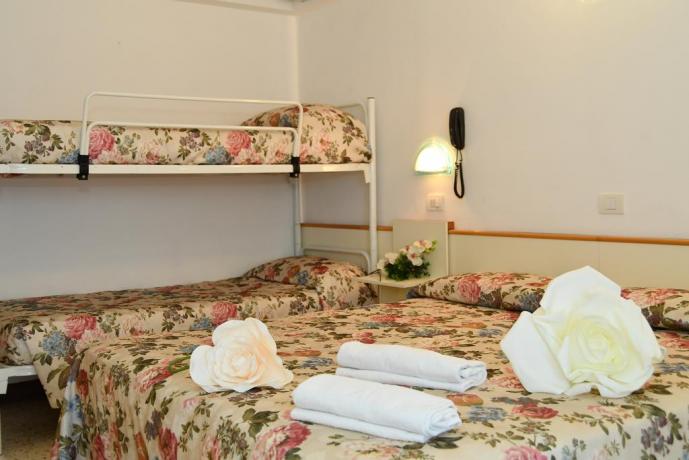 Camera con matrimoniale, letto a castello a Misano