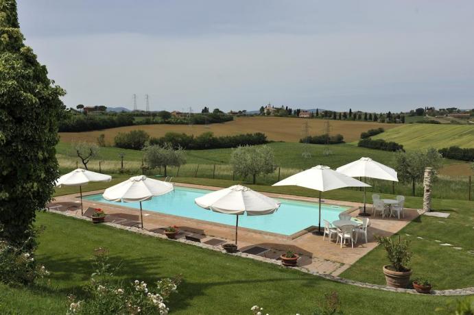 Piscina con vista panoramica vicino al Trasimeno 