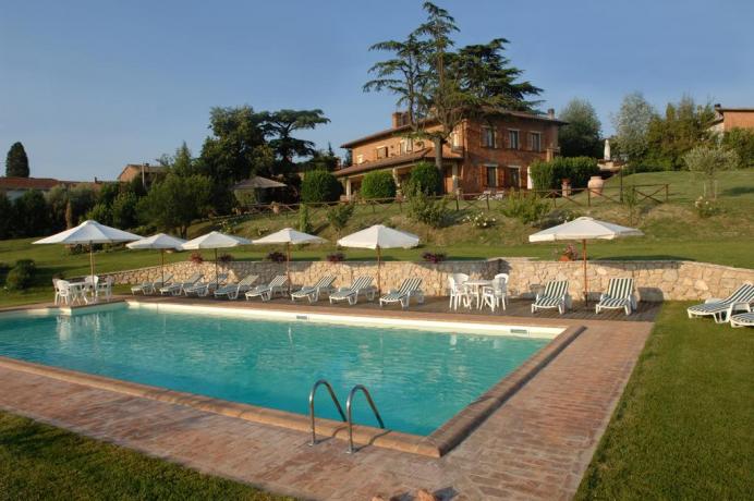 Piscina all'aperto con vista vicino al Trasimeno 