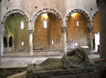 Navata Della Chiesa Di San Pietro Tuscania Alberghi B B Agriturismi Vicino A Tuscania Viterbo Tuscania Viterbo Lazio Italia