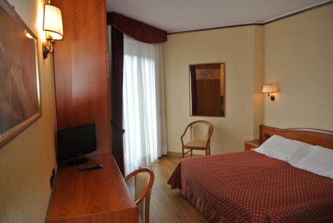 Hotel Arezzo con camera matrimoniale con tv