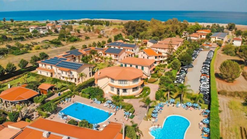 Villaggio turistico sullo Ionio: 2 piscine, Prezzi All-Inclusive 