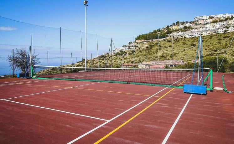 Villaggio con Piscina e Impianti Sportivi 