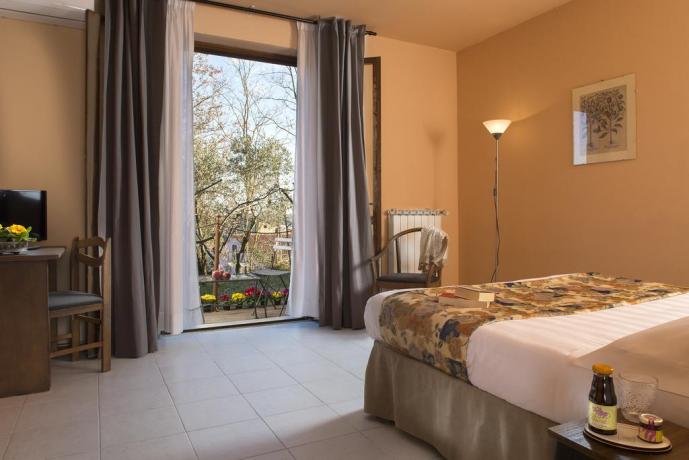 Camera con balcone attrezzato hotel a Collevalenza