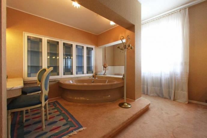 Bagno con vasca idromassaggio