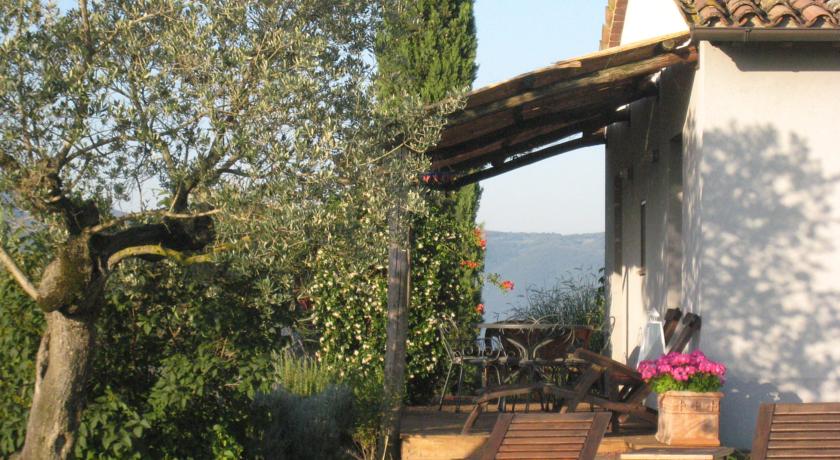 Suite con Veranda e Giardino Privato a Todi