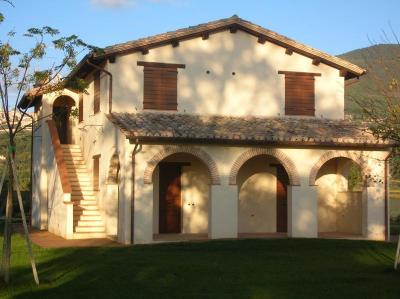 Casale con giardino e piscina