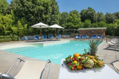 Piscina del resort con sdraio e ombrelloni