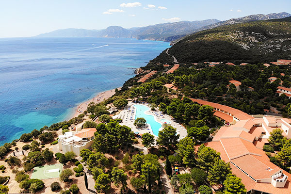 Villaggio Club Sardegna piscina e possibili escursioni 