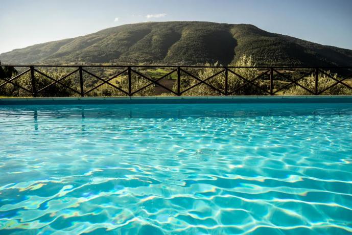 Splendida Piscina con Vista Panoramica in Casale 