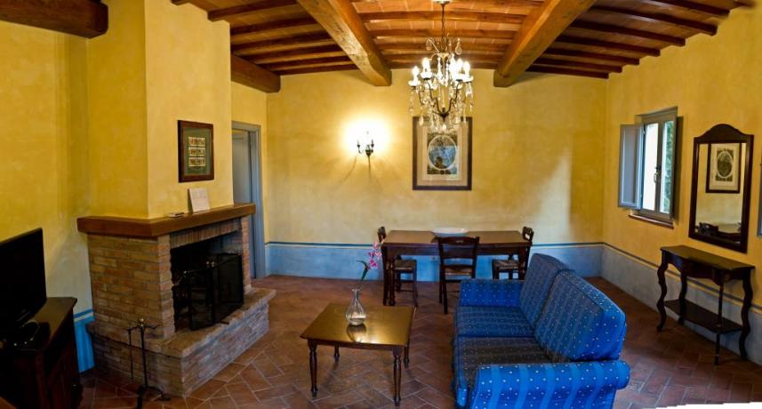 Soggiorno con camino in Appartamento familiare Narni