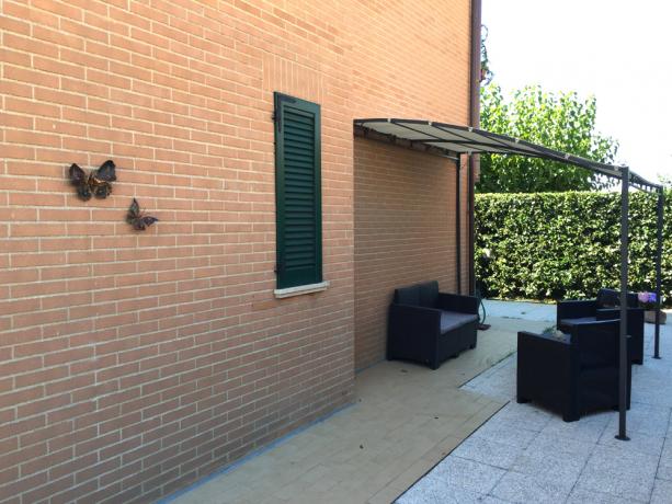 Casa Vacanza piano-terra, giardino con salotto rattan