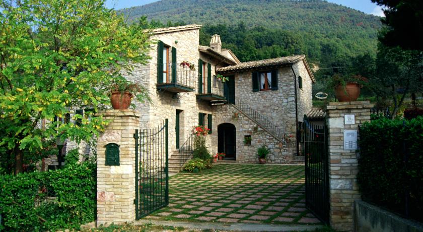 Ingresso Casolare con Appartamenti Vacanza in Assisi 