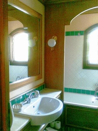 Bagno con vasca in appartamento residence ad Arzachena