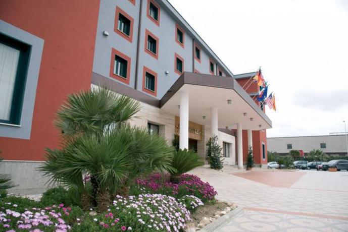 Esterno Hotel con Piscina Coperta vicino Napoli