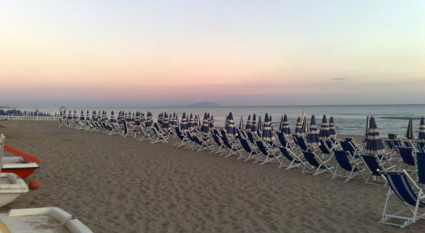 BAIA DOMIZIA Hotel con Spiaggia Privata