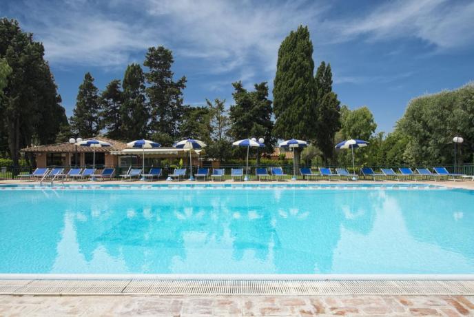 Piscina esterna con solarium ad Ardea