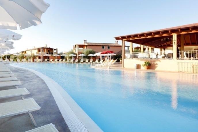 Villaggio con piscina e animazione in Sardegna 