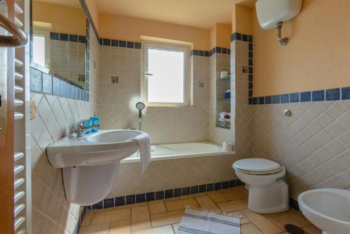 Ampio bagno con Vasca in Casale a Rieti