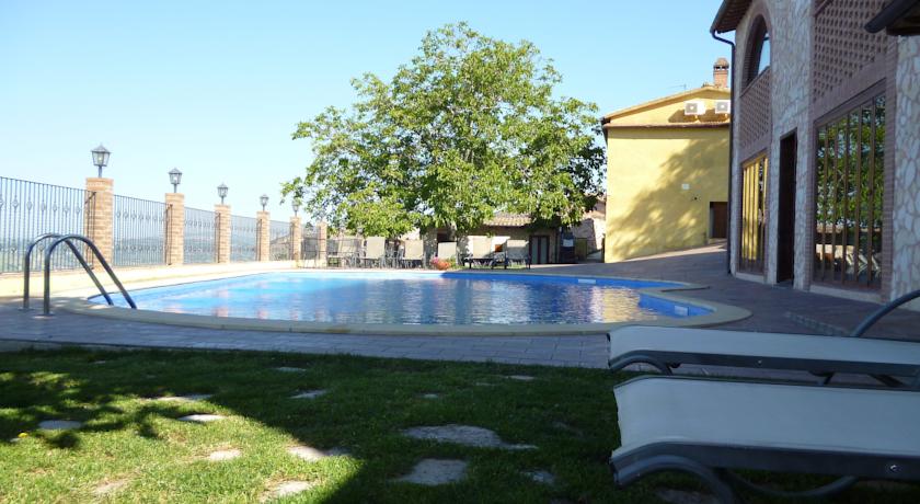 Piscina esterna attrezzata per l'estate
