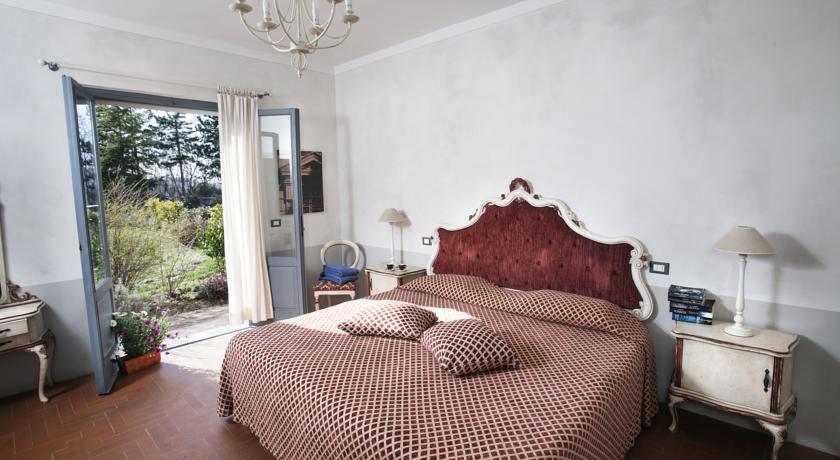 camera da letto con finestra sul giardino