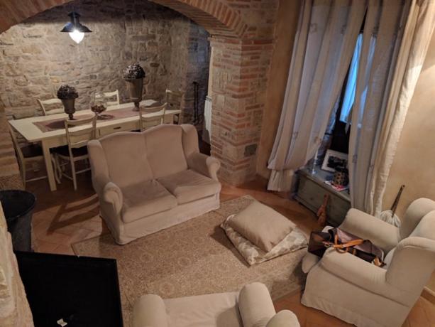 Casolare con 3 camere, 2 bagni, grande salone cucina con camino, totale 8 posti letto, vicino Todi