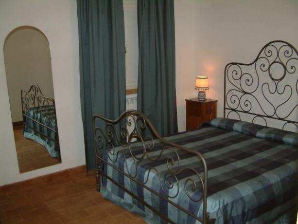 Camera matrimoniale, letto ferro battuto antico