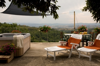 Caminetto e MiniPiscina Idromassaggio in Giardino - Casale Canalicchio