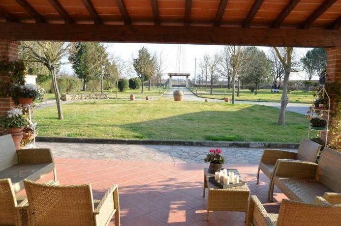 patio con divanetti