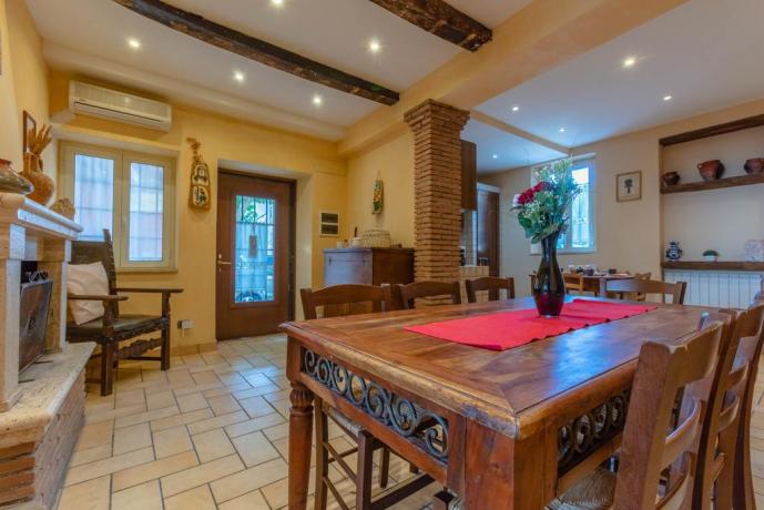 Grande Salone con Camino e Cucina, Casa-Vacanza-Rieti